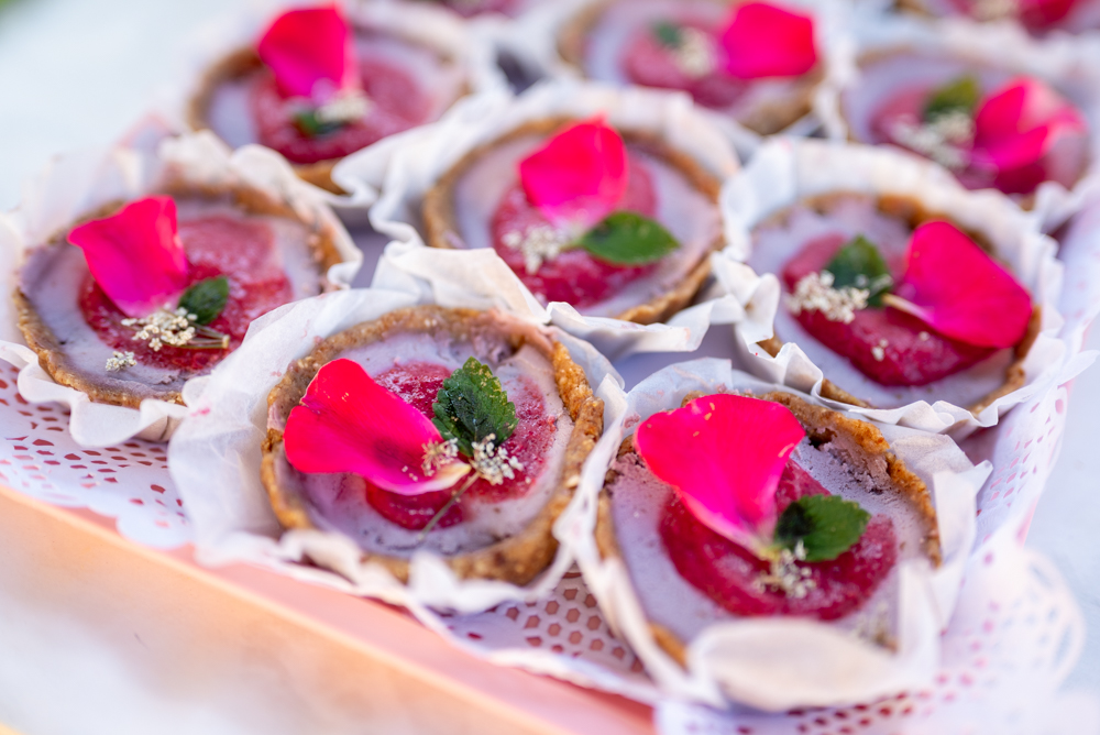 Vegane glutenfreie Rohkost Tartes mit Himbeeren.