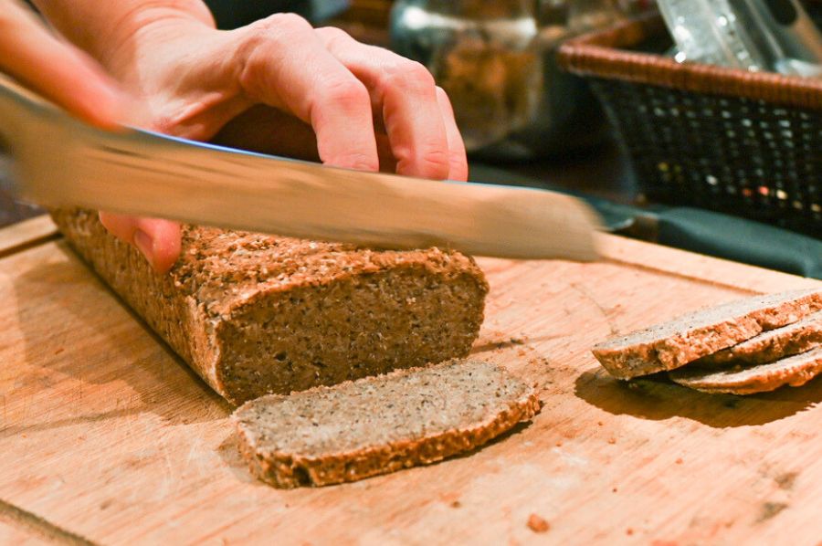 Glutenfreies, basisches Brot, frisch gebacken