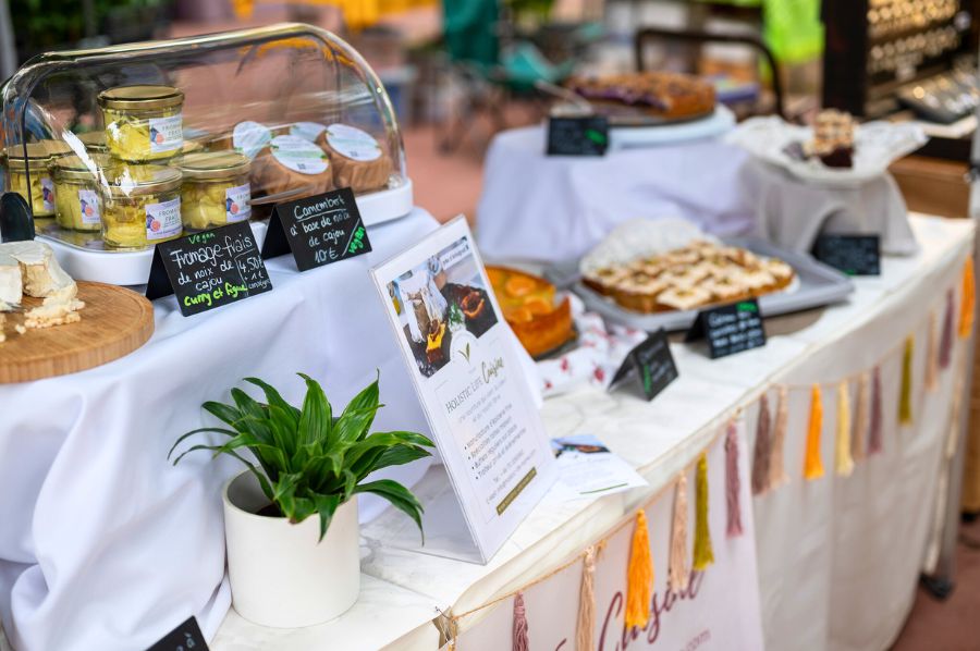 Veganer Essensstand auf dem Espéraza Markt in Südfrankreich.