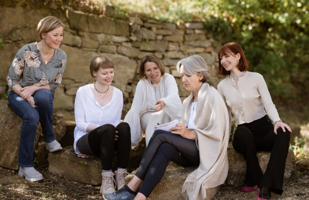 Das Team vom Holistic Life Home mit Nahizji in einer Besprechung