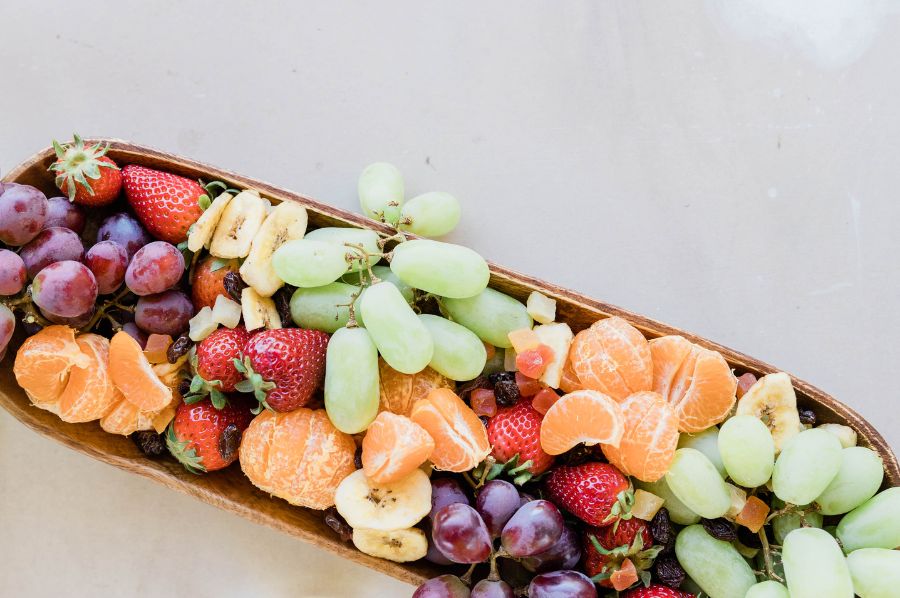 Obstteller mit frischen Früchten vegan und gesund.
