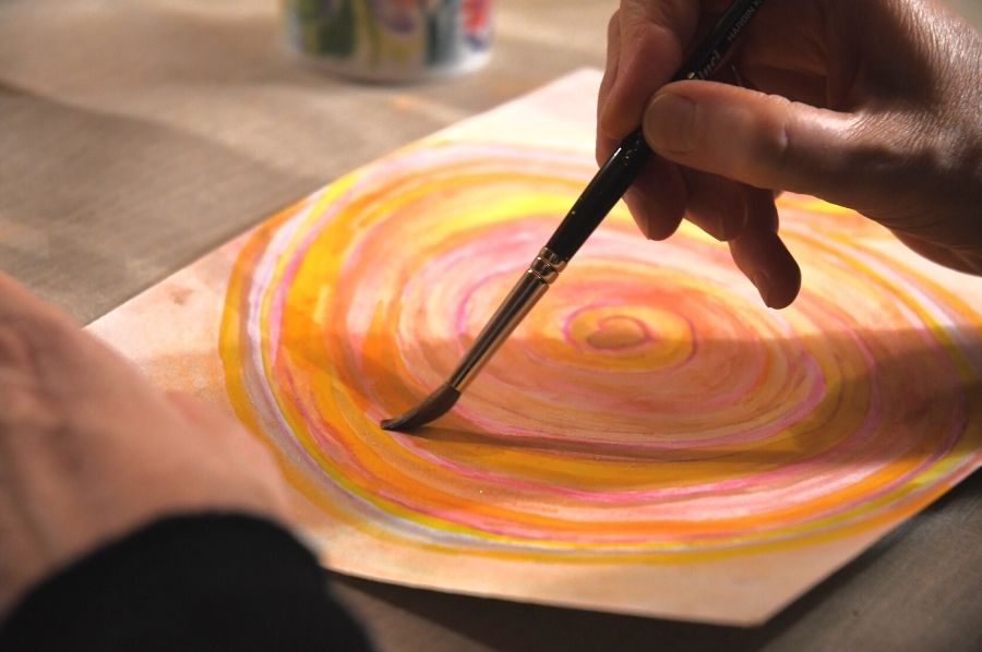 Intuitives Malen mit Acrylfarben als Inner Work Programm.