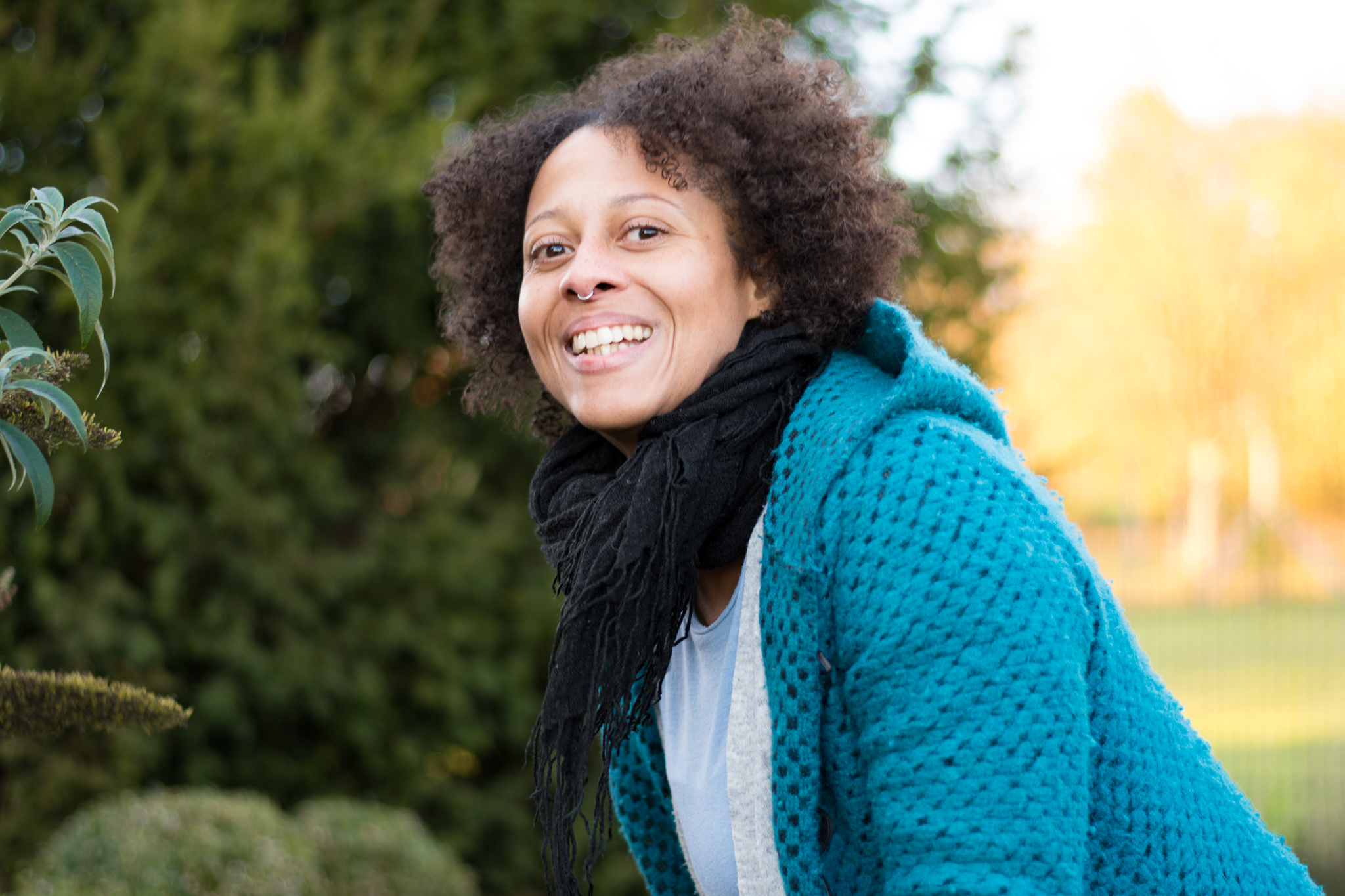 Sabrina C. im Garten vom Holistic Life Home.