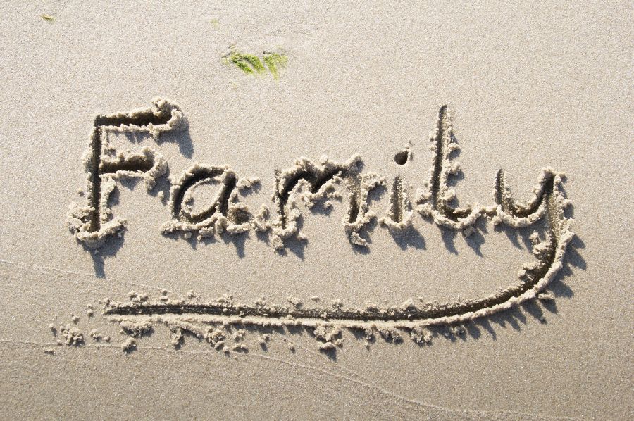 Family als Wort in den Sand geschrieben.