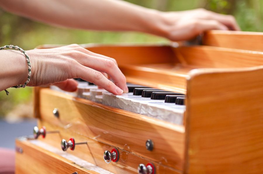 Jiyanh spielt ein Mantra auf einem Harmonium.