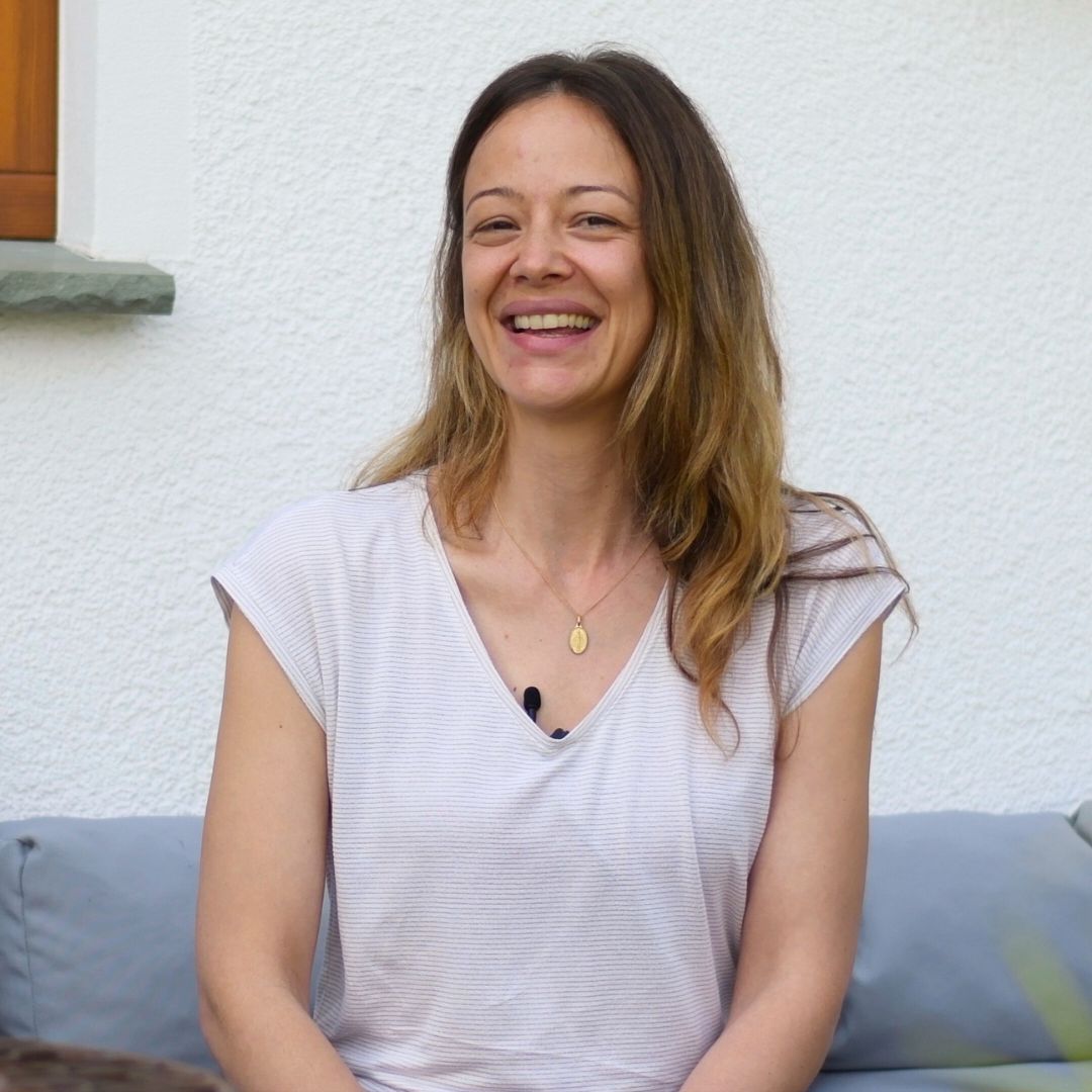 Portrait von Britta Franz auf dem Gartensofa im Holistic Life Home.