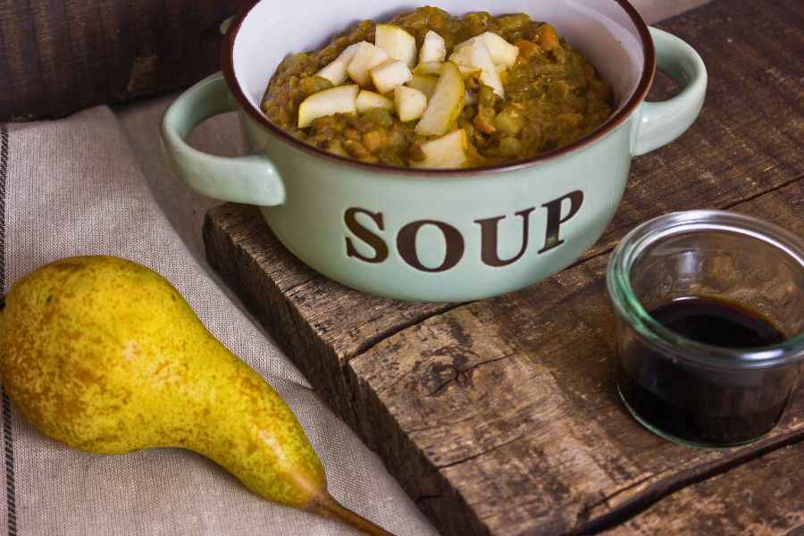 Vegane Linsensuppe mit Birne