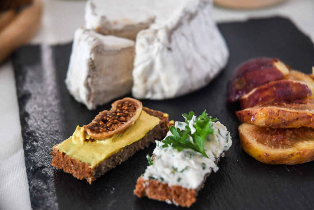Veganer Frischkäse und Camembert aus Cashew Nüssen.