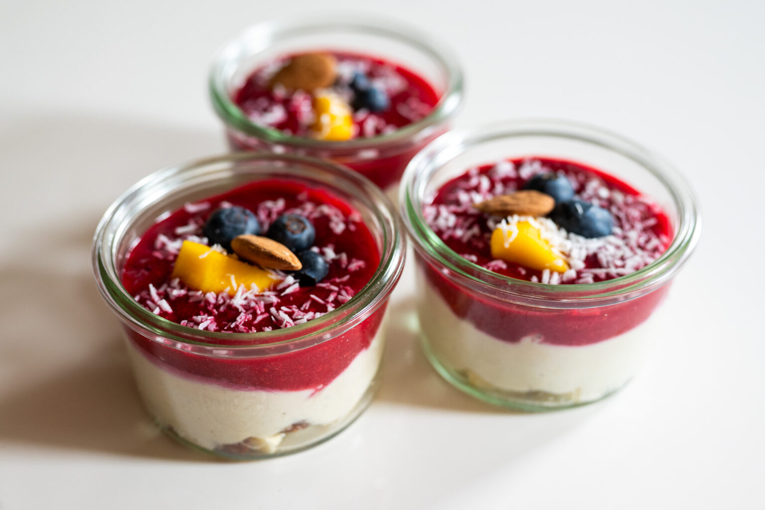 Veganes Joghurt-Himbeer Dessert