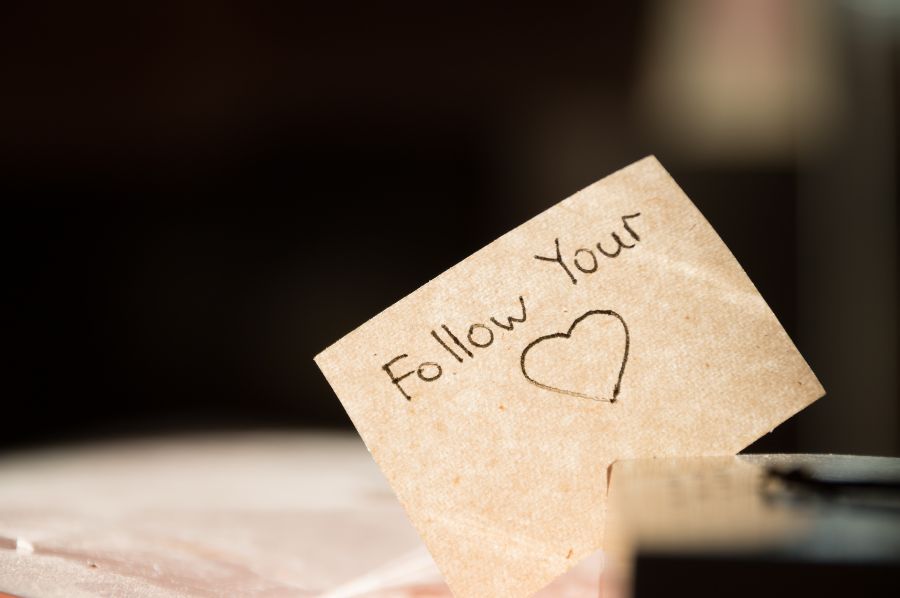 Ein Zettel mit der Aufschrift "Follow your Heart".